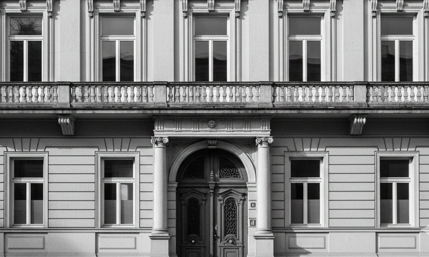 Hausfront Altbau Historisches Gebäude mit symmetrischen Fenstern und verziertem Eingangsbereich.